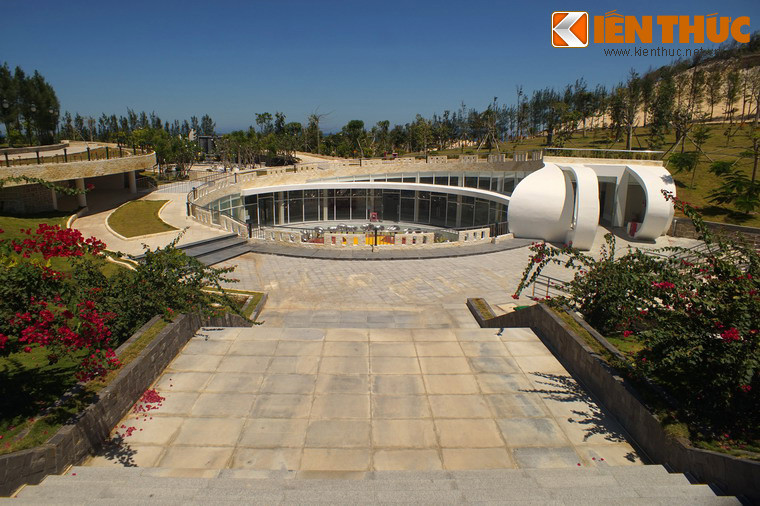 Phía sau tượng đài có lối dẫn xuống bảo tàng ngầm, là nơi bảo quản, lưu giữ những hiện vật liên quan đến cuộc đời và gia đình các liệt sĩ Gạc Ma.