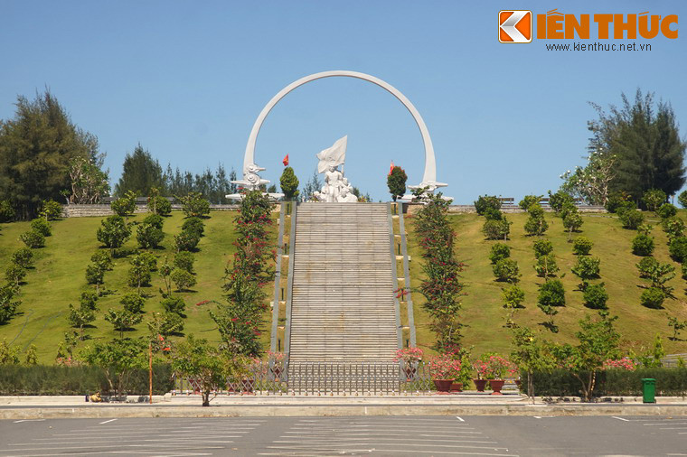 Nằm ở xã Cam Hải Đông, huyện Cam Lâm, tỉnh Khánh Hòa, Khu tưởng niệm chiến sĩ Gạc Ma là một địa chỉ tâm linh đặc biệt, khơi dậy ý thức công dân về chủ quyền biển đảo của Tổ quốc trong mỗi người Việt Nam.