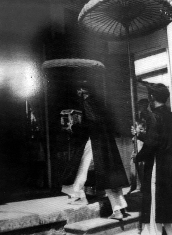 Nhà trai vào nạp lễ trong đám cưới ông Lê Văn Kính ở phường Phú Hòa, TP Huế.