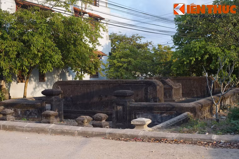 Bao quanh lăng mộ là một vòng tường thành, mặt trước mở các cổng vào với nhiều trụ biểu.