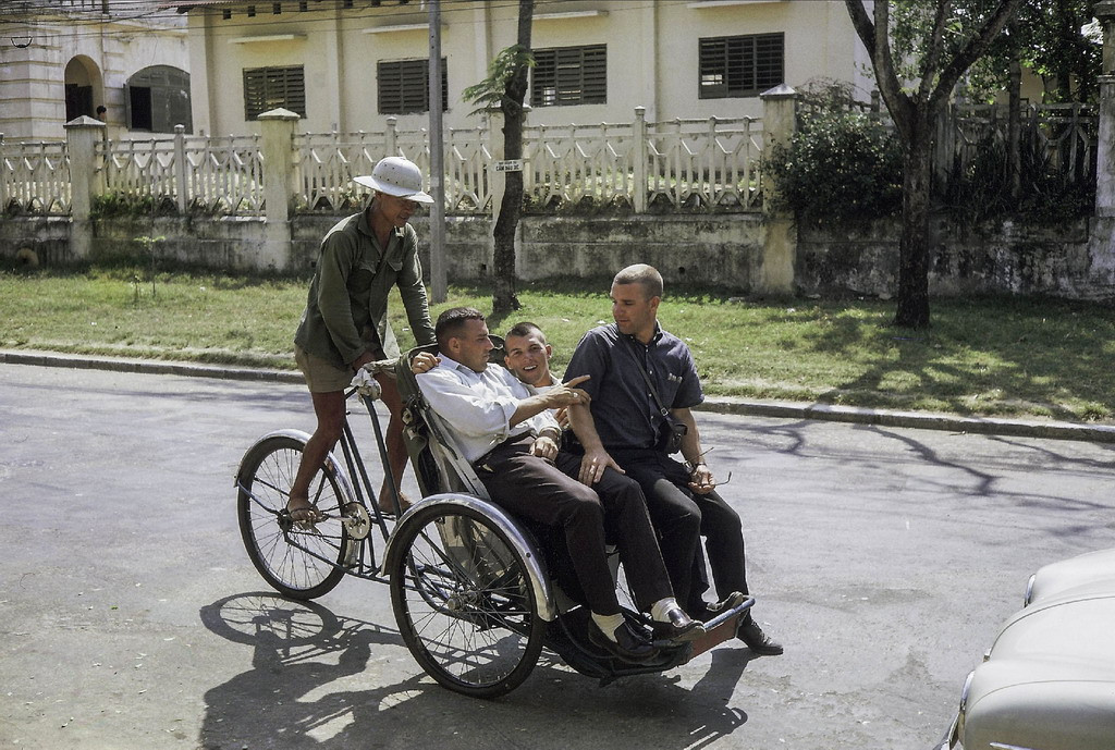 Ông Bruce Tester (ngồi giữa) dạo phố phường Đà Nẵng trên xích lô. Ảnh do đồng đội tên Bob Curry chụp.