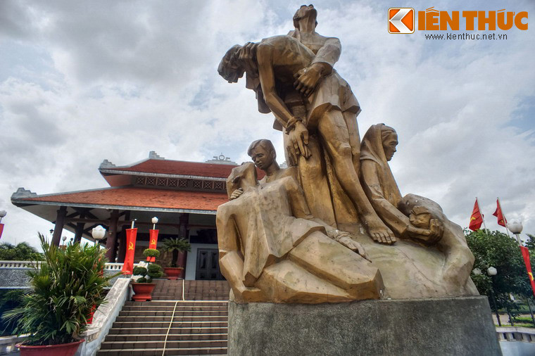 Ngôi đền này là nơi tưởng niệm các nạn nhân của sự kiện 700 chiến sĩ, đồng bào cách mạng đã bị giặc Pháp sát hại vào năm 1946 - 1947 rồi ném xác xuống cầu Bến Nọc.