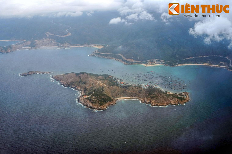 Đảo Bình Hưng, một hòn đảo trọng cụm đảo "Tứ Bình" nổi tiếng ngoài cửa vịnh Cam Ranh.