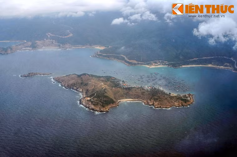 Đảo Bình Hưng, một hòn đảo trọng cụm đảo "Tứ Bình" nổi tiếng ngoài cửa vịnh Cam Ranh.