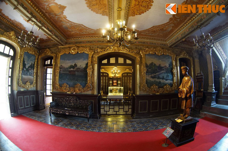 Đó là một bộ tranh gồm 6 bức được vẽ bằng sơn dầu trực tiếp lên mặt tường trát xi măng của sảnh chính tầng một lầu Khải Tưởng, tòa nhà chính của cung An Định.