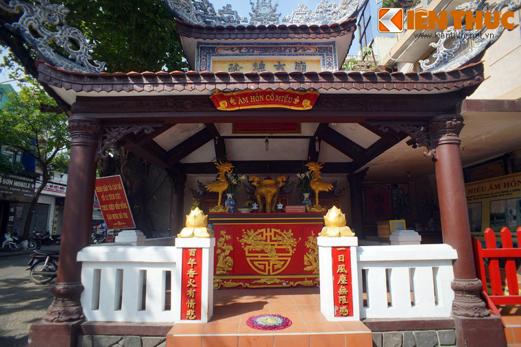 Rạng sáng, quân Pháp bắt đầu phản công dưới sự chỉ huy của Thiếu tá Pernot. Chúng chia quân làm ba ngả để tiến vào Kinh thành và nhanh chóng làm chủ tình hình. Quân triều đình không giữ nổi thành phải tháo chạy, bị toán quân Pháp bao vây.