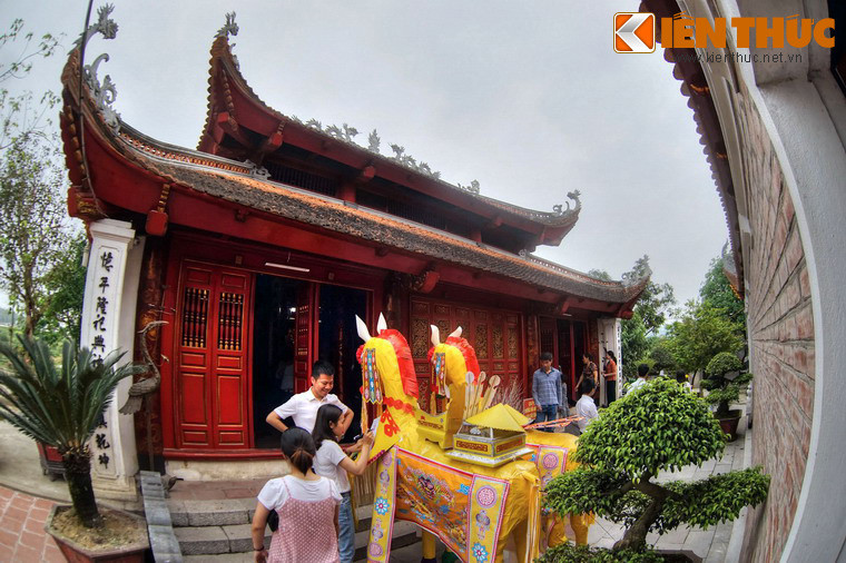 Đền Ông Hoàng Mười có hai kỳ lễ hội lớn là lễ hội khai điểm vào rằm tháng 3 Âm lịch và lễ hội giỗ ông Hoàng Mười từ ngày 8/10 đến 11/10 âm lịch. Trong đó, giỗ ông Hoàng Mười được coi là mùa tạ lễ quan trọng nhất.