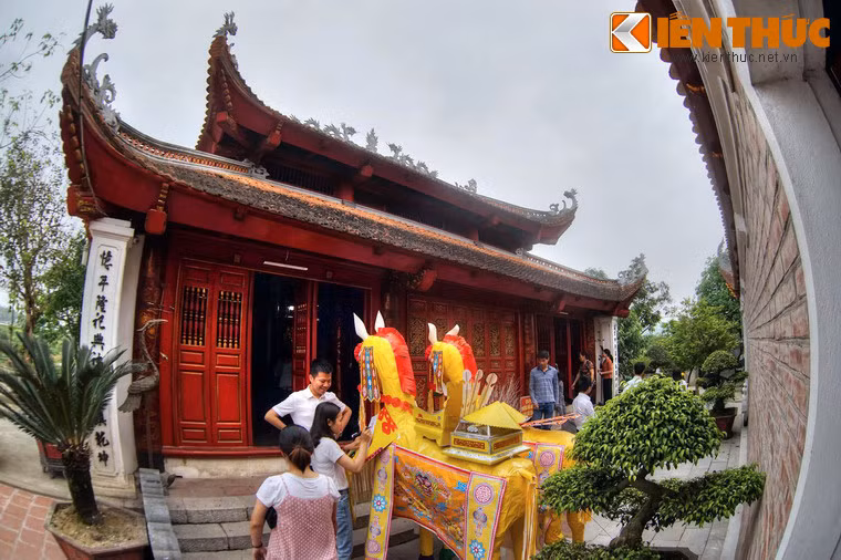 Đền Ông Hoàng Mười có hai kỳ lễ hội lớn là lễ hội khai điểm vào rằm tháng 3 Âm lịch và lễ hội giỗ ông Hoàng Mười từ ngày 8/10 đến 11/10 âm lịch. Trong đó, giỗ ông Hoàng Mười được coi là mùa tạ lễ quan trọng nhất.