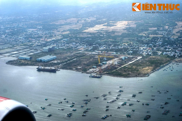 Toàn cảnh nhà máy đóng tàu Cam Ranh ở nơi giáp ranh giữa hai phường Cam Phú và Cam Phúc Nam.