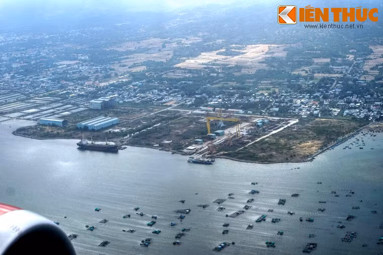 Toàn cảnh nhà máy đóng tàu Cam Ranh ở nơi giáp ranh giữa hai phường Cam Phú và Cam Phúc Nam.