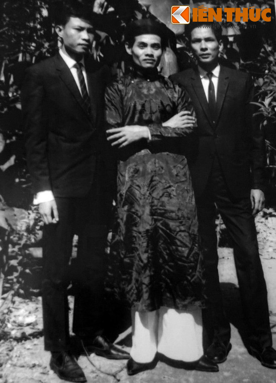 Chú rể Trần Đình Giai và hai phù rể trong ngày cưới.