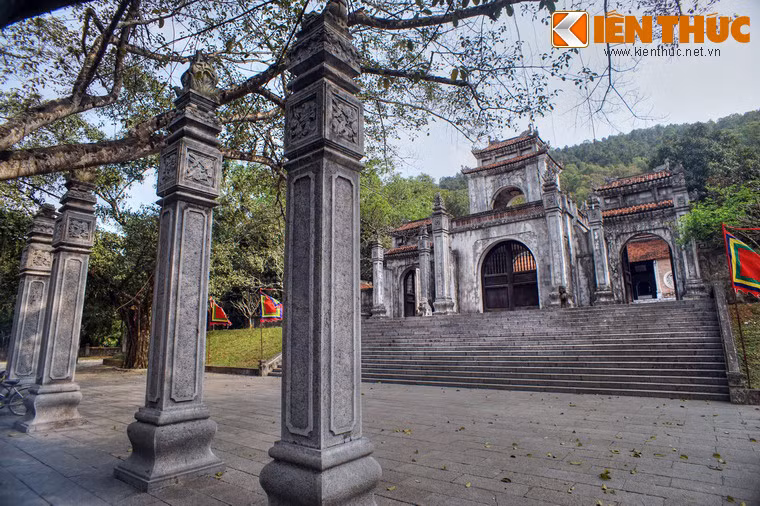 Đối diện mới nghi môn trung qua khoảng sân đền là nghi môn nội.