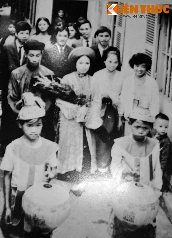 Đoàn rước dâu về nhà trai, đám cưới ông Võ Đăng Lạc và bà Tôn Nữ Lệ Chi, ngày 14/11/1971, nay ở phường Thủy Xuân, TP Huế.