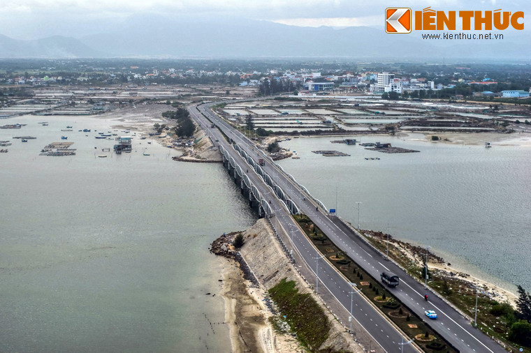 Cầu Long Hồ nối trung tâm thành phố Cam Ranh với sân bay Cam Ranh.