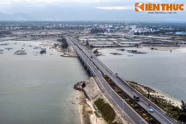 Cầu Long Hồ nối trung tâm thành phố Cam Ranh với sân bay Cam Ranh.