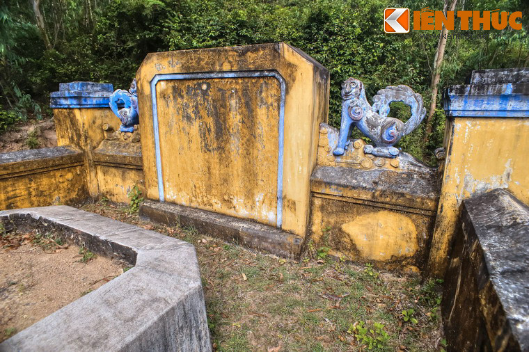 Mặt sau mộ có bức bình phong.