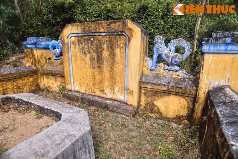 Mặt sau mộ có bức bình phong.