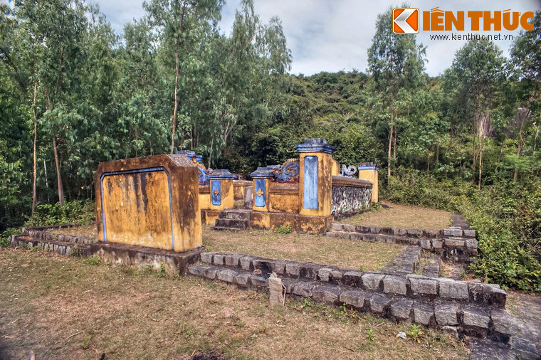 Nhìn vào ngôi mộ, dường như người ta thấy toát lên cái tính cách cụ Đào Tấn, một con người thanh bạch, cương trực, nhưng cũng đầy chất thi sĩ.