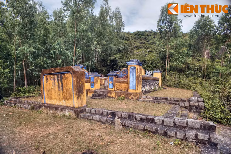 Nhìn vào ngôi mộ, dường như người ta thấy toát lên cái tính cách cụ Đào Tấn, một con người thanh bạch, cương trực, nhưng cũng đầy chất thi sĩ.