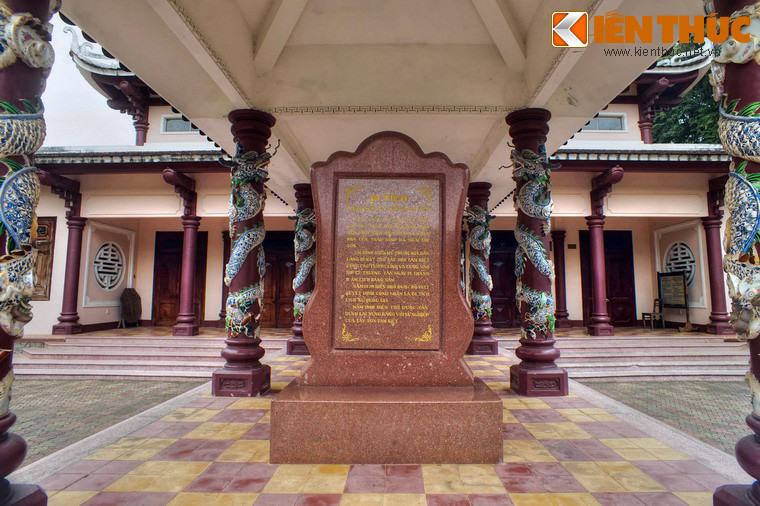 Phía trước tiền điện có nhà dẫn, hai bên hai hàng cột to trang trí rồng, mây. Đầu nhà dẫn có một tấm bia bằng đá granite màu đỏ, ghi tóm tắt nội dung lịch sử đền thờ bằng chữ quốc ngữ.