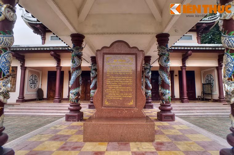 Phía trước tiền điện có nhà dẫn, hai bên hai hàng cột to trang trí rồng, mây. Đầu nhà dẫn có một tấm bia bằng đá granite màu đỏ, ghi tóm tắt nội dung lịch sử đền thờ bằng chữ quốc ngữ.