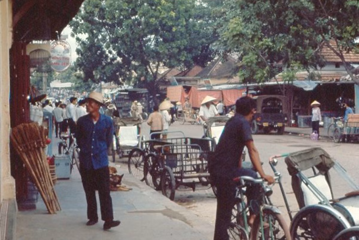 Đường Phan Bội Châu, bên phải là Chợ Đầm. Ảnh: 459thsignal.org.