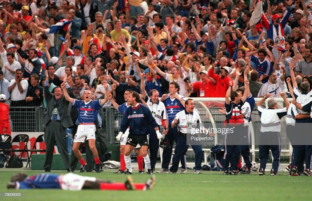 Niềm hạnh phúc của người Pháp vỡ òa khi tiếng còi kết thúc trận đấu vang lên. Pháp thắng chung cuộc với tỉ số 3-0. Bàn thắng thứ 3 được Emmanuel ghi ở phút 90+3. Ảnh: Getty.