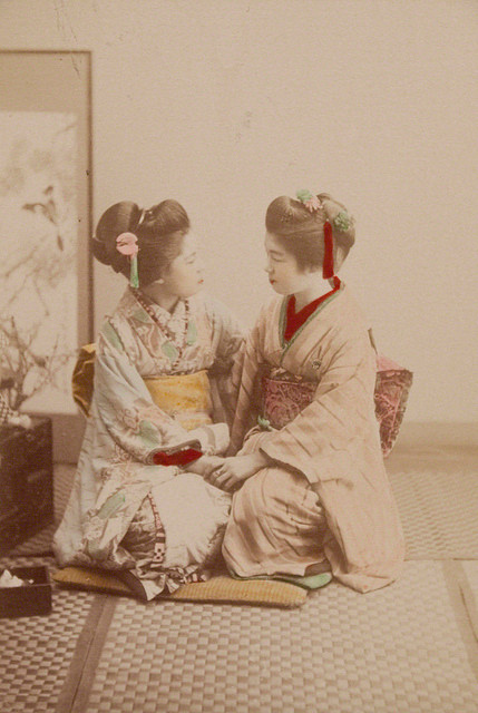 Hai geisha tán gẫu với nhau trong lúc rảnh rỗi. Ảnh: Kusakabe Kimbei.