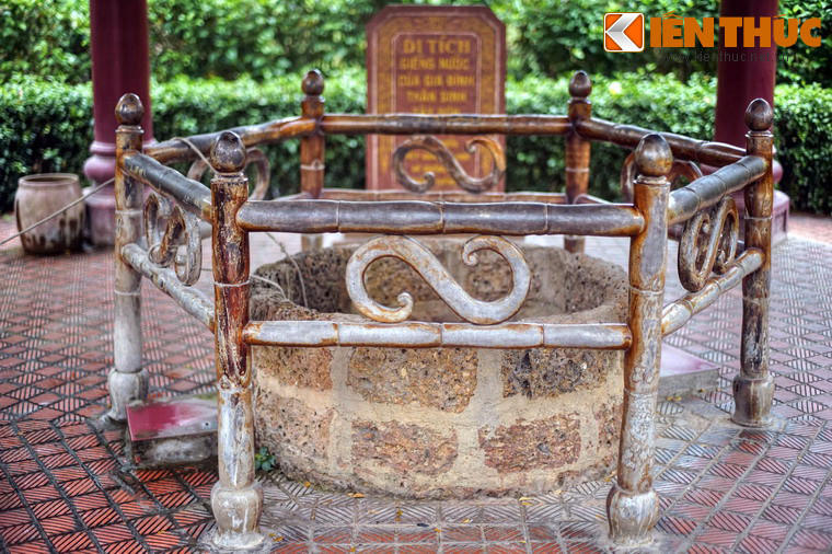 Giếng được ghép bằng đá ong, đường kính 0,9m, thành giếng cao 0,8m. Vào năm 1998, trên giếng xây thêm nhà mái che dạng cổ lầu, thành giếng được bảo vệ bằng khung gỗ.