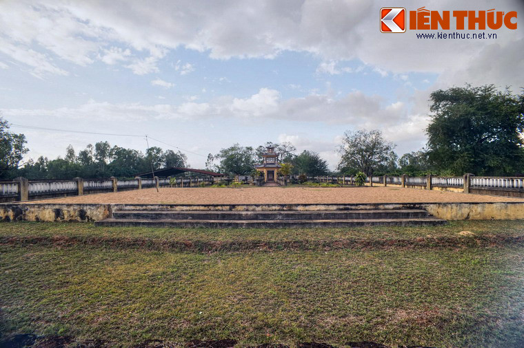 Sau này, để tưởng nhớ tướng Võ Tánh, vua Gia Long sai lập một mộ nữa cho ông ở Phú Nhuận (nay là hẻm số 19 đường Hồ Văn Huê, quận Phú Nhuận, TP HCM) và chôn hình nhân bằng sáp.