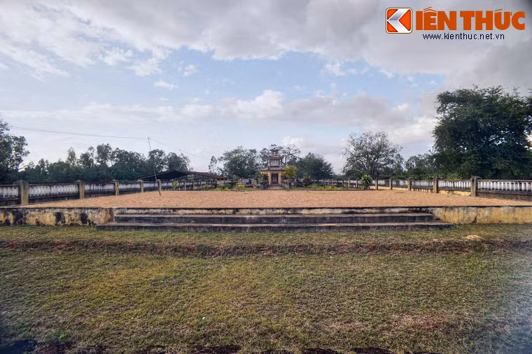 Sau này, để tưởng nhớ tướng Võ Tánh, vua Gia Long sai lập một mộ nữa cho ông ở Phú Nhuận (nay là hẻm số 19 đường Hồ Văn Huê, quận Phú Nhuận, TP HCM) và chôn hình nhân bằng sáp.