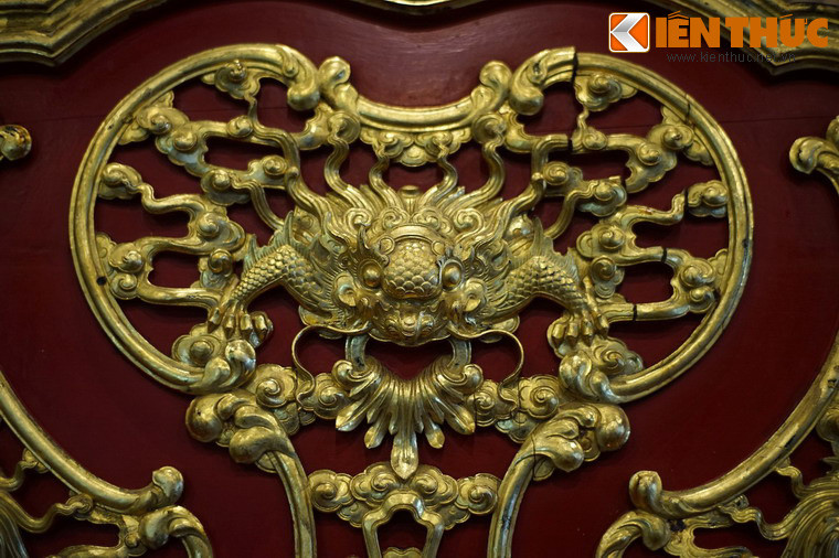 Dáng vẻ quyền quý của linh vật rồng còn được tôn lên bội phần nhờ sắc hoàng kim của những lá vàng được thếp tỉ mỉ, đẹp không tì vết.