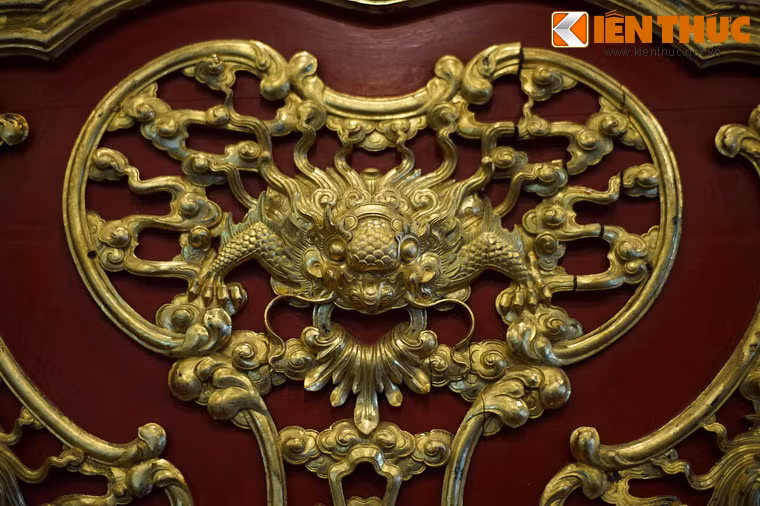 Dáng vẻ quyền quý của linh vật rồng còn được tôn lên bội phần nhờ sắc hoàng kim của những lá vàng được thếp tỉ mỉ, đẹp không tì vết.