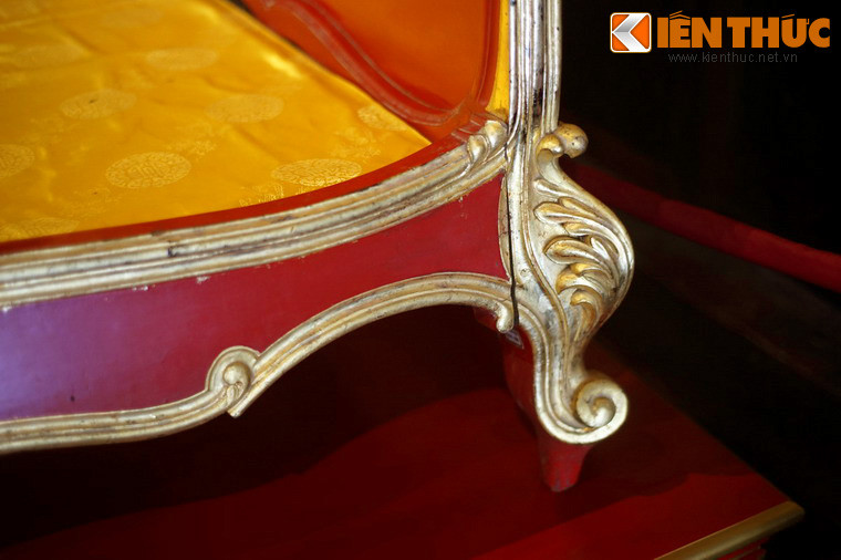 Chân giường được tạo hình hoa lá theo mô-típ Tây phương.