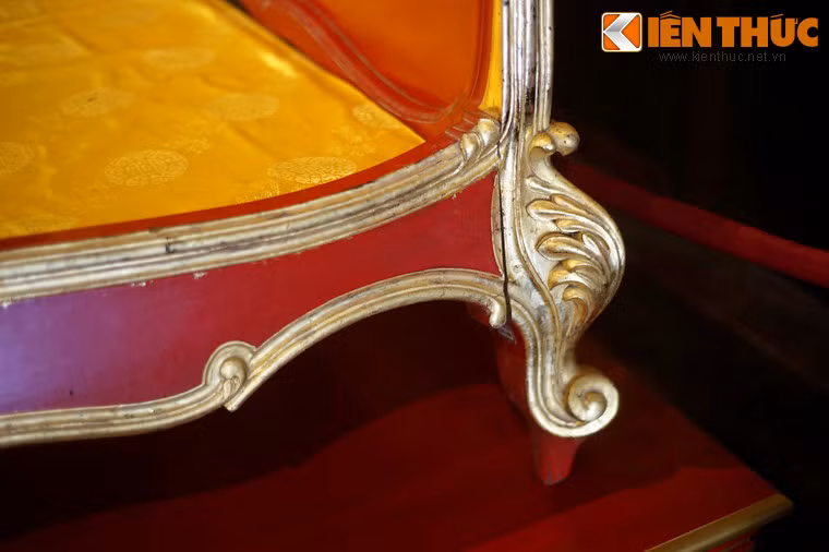 Chân giường được tạo hình hoa lá theo mô-típ Tây phương.