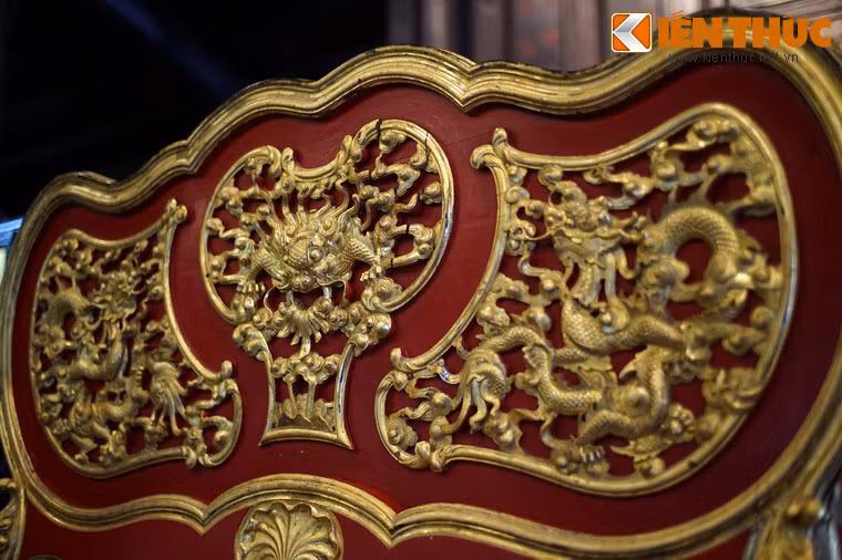 Dù vậy, điểm nhấn của chiếc giường dành cho vua là những họa tiết trang trí đậm chất cung đình phương Đông.