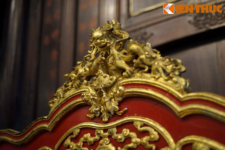 Hình tượng rồng trên đầu giường.