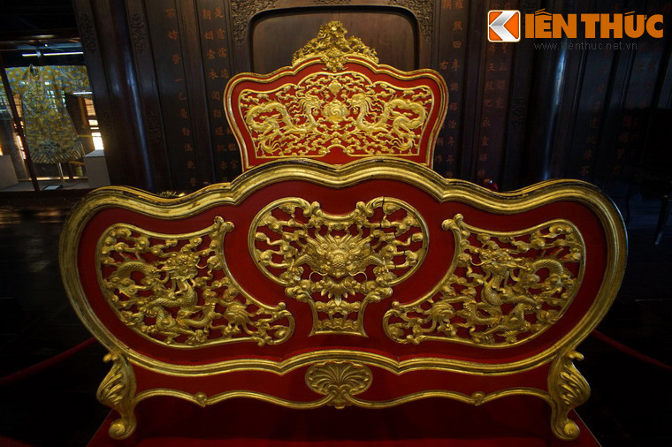 Chiếc long sàng này được làm bằng gỗ quý sơn son thiếp vàng lộng lẫy, còn khá nguyên vẹn sau hai thế kỷ tồn tại.