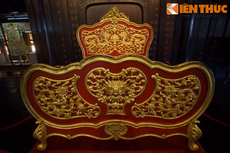 Chiếc long sàng này được làm bằng gỗ quý sơn son thiếp vàng lộng lẫy, còn khá nguyên vẹn sau hai thế kỷ tồn tại.