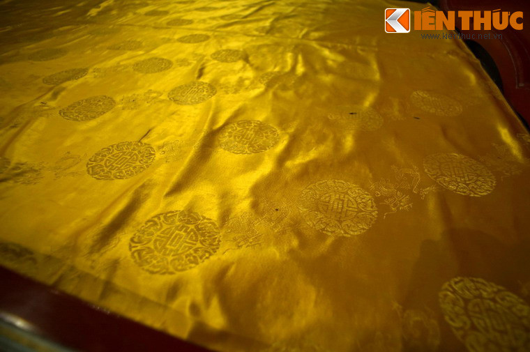 Tấm trải giường làm từ loại lụa vàng óng có các họa tiết hình chữ Thọ cách điệu.