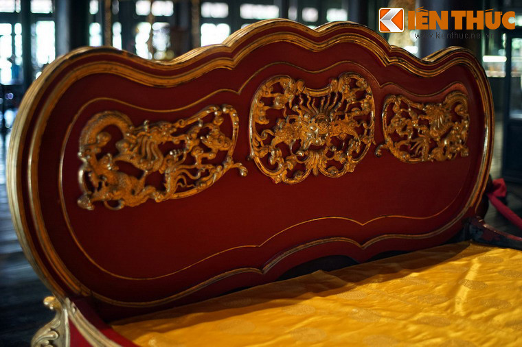 Hình tượng rồng xuất hiện trên cả hai mặt của hai đầu giường, kết hợp với các họa tiết mây, gió để tạo nên những chỉnh thể nghệ thuật hoàn hảo.