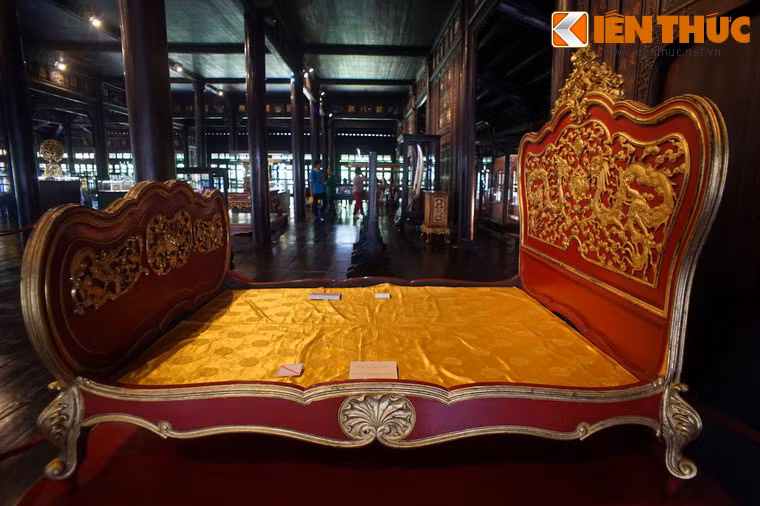 Về tổng quan, đây là một chiếc giường mang hơi hướng thiết kế của nội thất châu Âu thế kỷ 19, đầu thế kỷ 20, khác với kiểu giường có lọng che truyền thống của giới quý tộc Việt xưa.