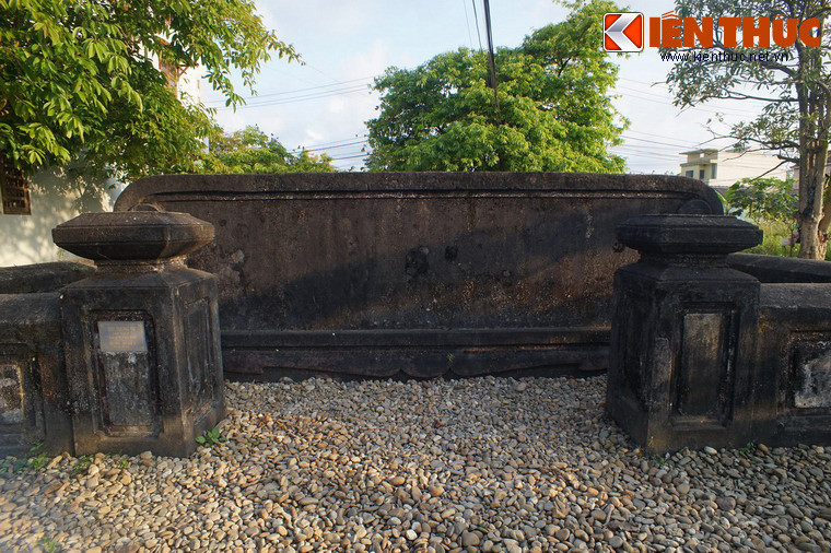 Khu vực cổng trong với hai trụ biểu hai bên cổng. Sau cổng là bình phong tiền.