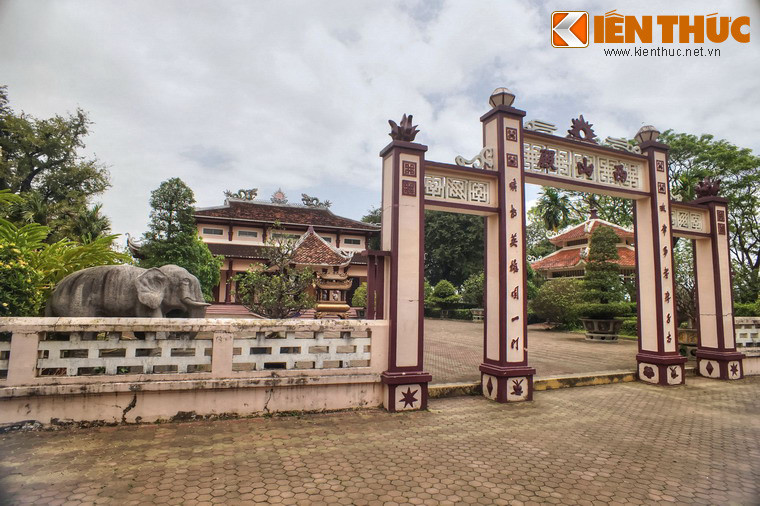 Nằm ở thị trấn Phú Phong, huyện Tây Sơn, tỉnh Bình Định, đền thờ Tây Sơn Tam Kiệt thuộc là một di tích gắn liền với tên tuổi của ba anh em Nguyễn Nhạc, Nguyễn Huệ, Nguyễn Lữ của phong trào khởi nghĩa Tây Sơn và triều đại Tây Sơn cuối thế kỷ 18.