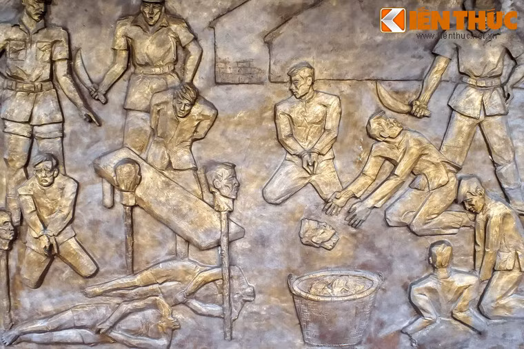 Nếu gã này gật đầu, nạn nhân sẽ bị chặt đầu. Nhiều cán bộ cách mạng và thanh niên du kích đã bị chém đầu tại Bót Dây Thép.