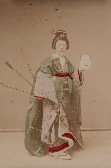 Chân dung một nữ diễn viên kịch noh. Ảnh: Kusakabe Kimbei.