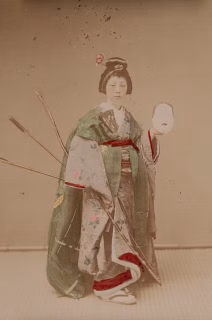 Chân dung một nữ diễn viên kịch noh. Ảnh: Kusakabe Kimbei.