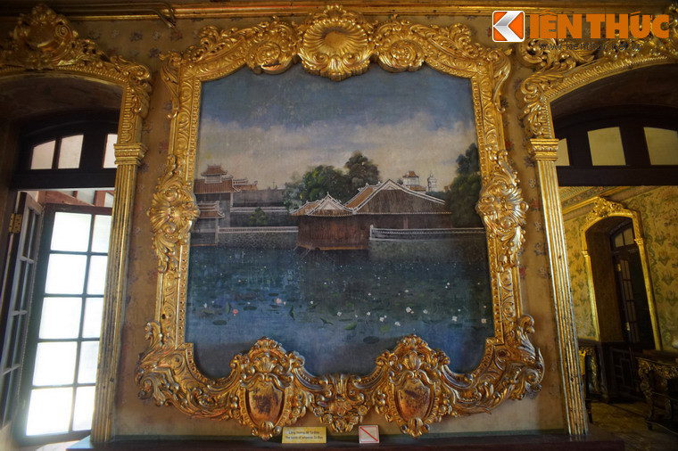 Đối diện với tranh lăng Thiệu Trị là tranh lăng Tự Đức. Bức tranh thể hiện hình ảnh hồ Lưu Khiêm với Xung Khiêm Tạ nằm ở giữa.