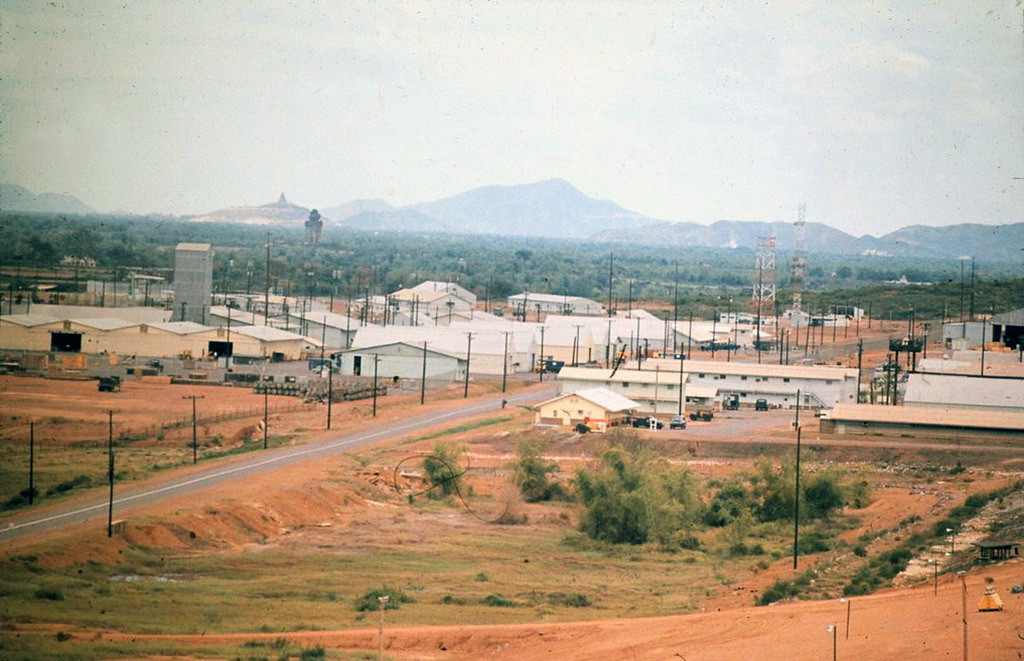 Các khu nhà quân sự ở phía Đông sân bay, nhìn từ đài kiểm soát không lưu. Ở phía xa là tháp Cánh Tiên và tháp Phú Lốc, hai tháp cổ của người Chăm, 1971. Ảnh tư liệu.