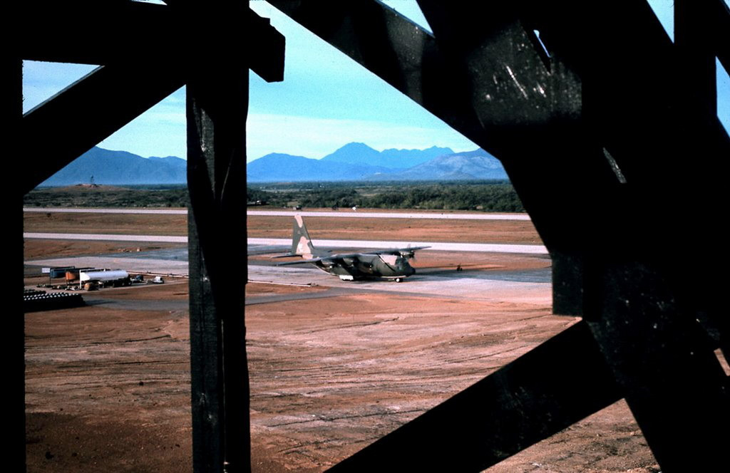 Máy bay vận tải Lockheed AC-130 trên đường băng, 1971. Ảnh tư liệu.